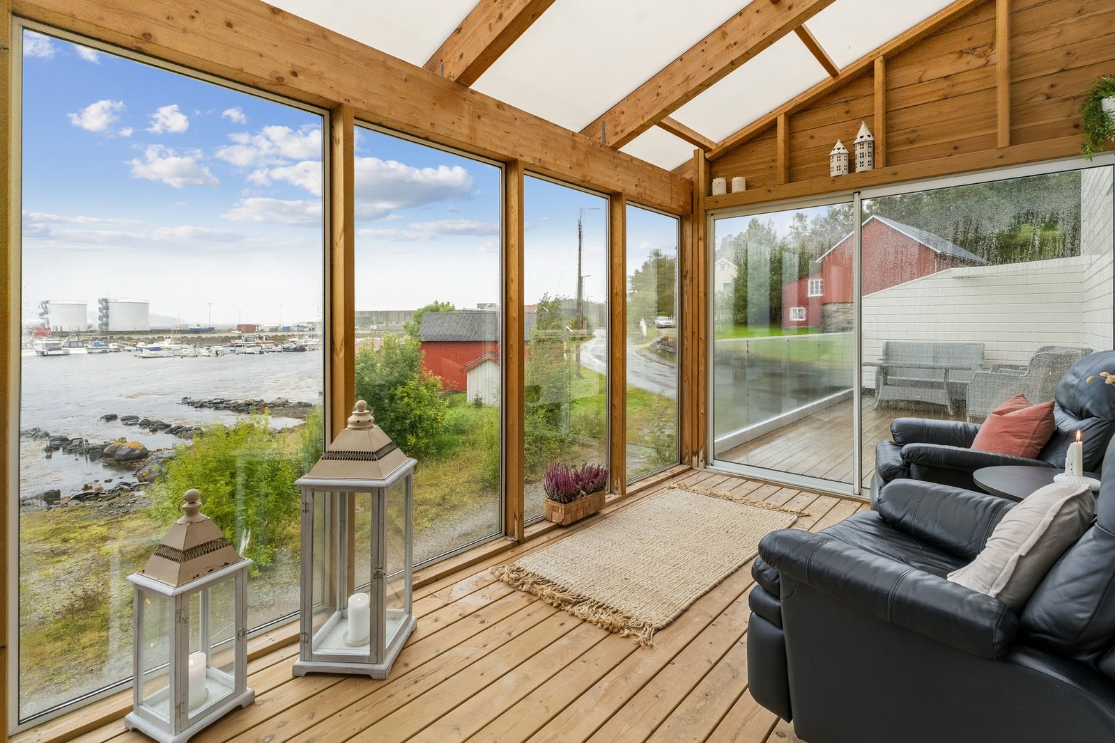 Frå hovudsoverommet i andre høgda er det utgang til den innglasa balkongen. Galleribilde