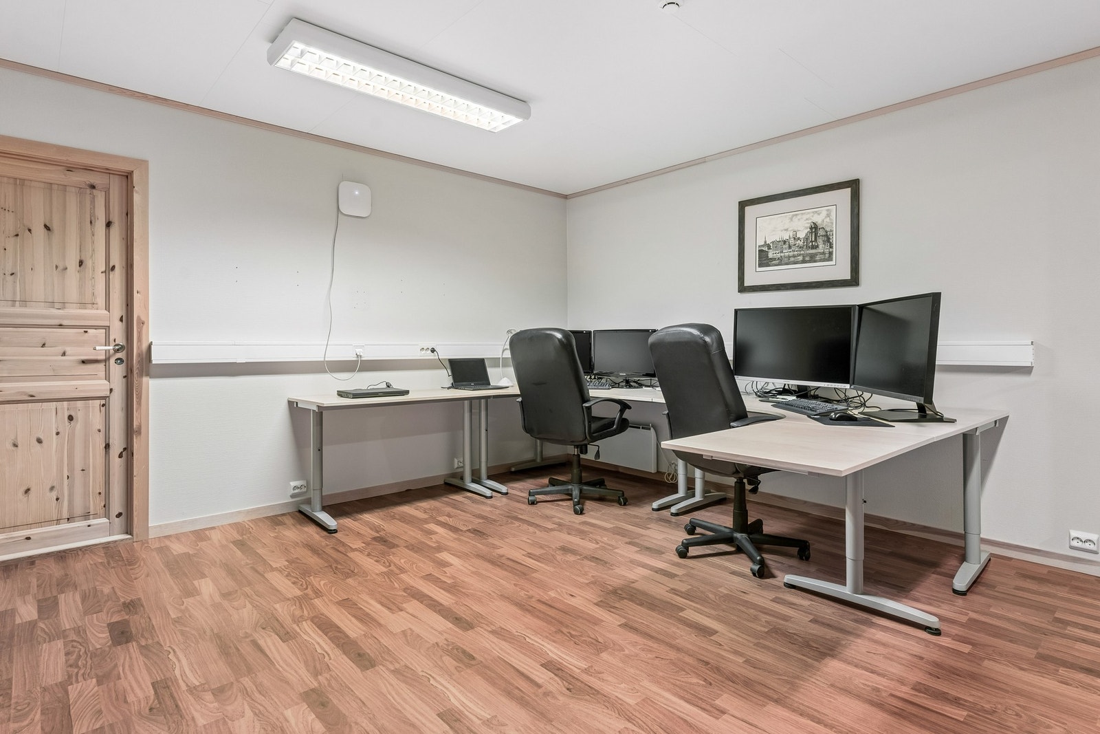 Kontordel med god plass til fleire arbeidsplassar. Galleribilde