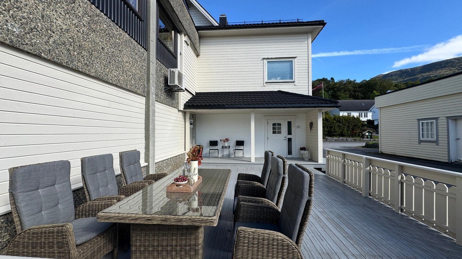 Terrassen har plass til både spisebord og sitjegruppe - fint for måltid og avslapping ute. Galleribilde