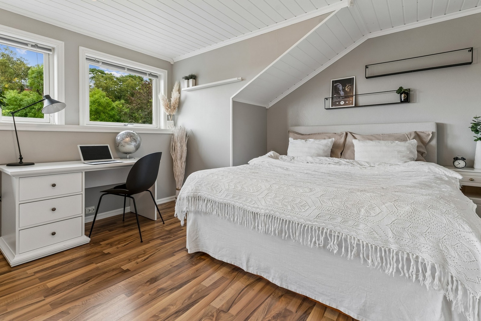Rommet er i dag innreidd med både seng og ein eigen arbeidsplass. Galleribilde