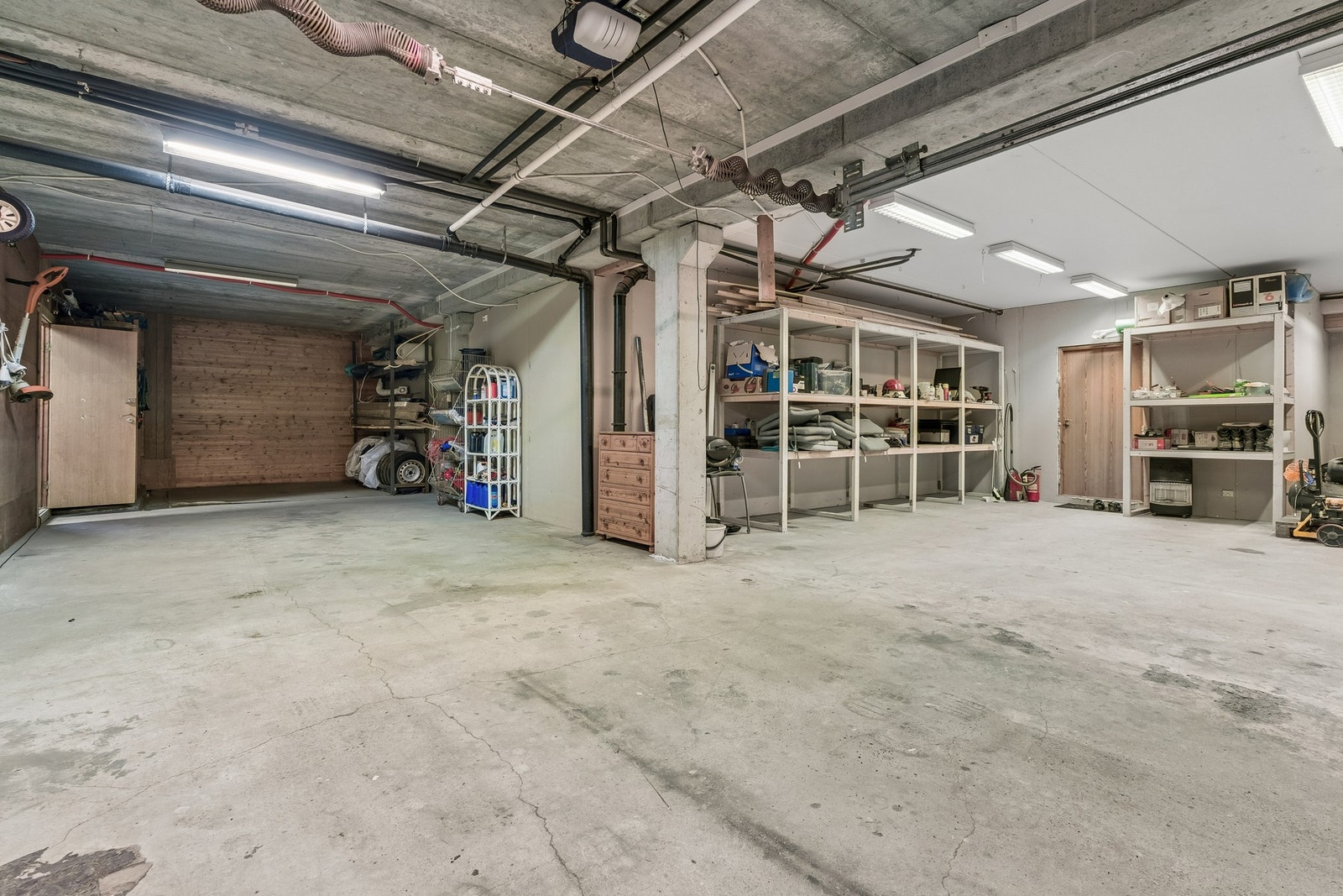 Garasjedelen byr på rikeleg med lagerplass til utstyr og hobbyar. Galleribilde