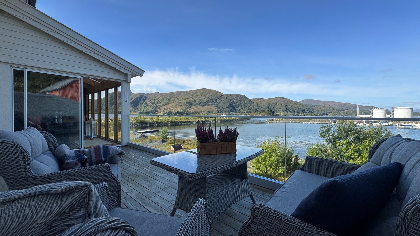 Ein fin plass for kaffikoppen, med utsikt over fjorden og mot innseglinga til Stad skipstunell. Galleribilde