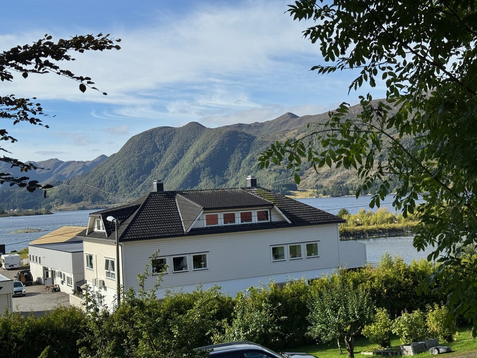 Sentral og attraktiv beliggenheit med flott fjordutsikt og gangavstand til det meste Åheim har å by på. Galleribilde