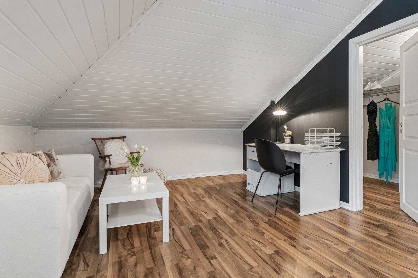 Ein eigen sofakrok og skriveplass gir rom for både avslapping og arbeid. Garderoben ligg like ved. Galleribilde