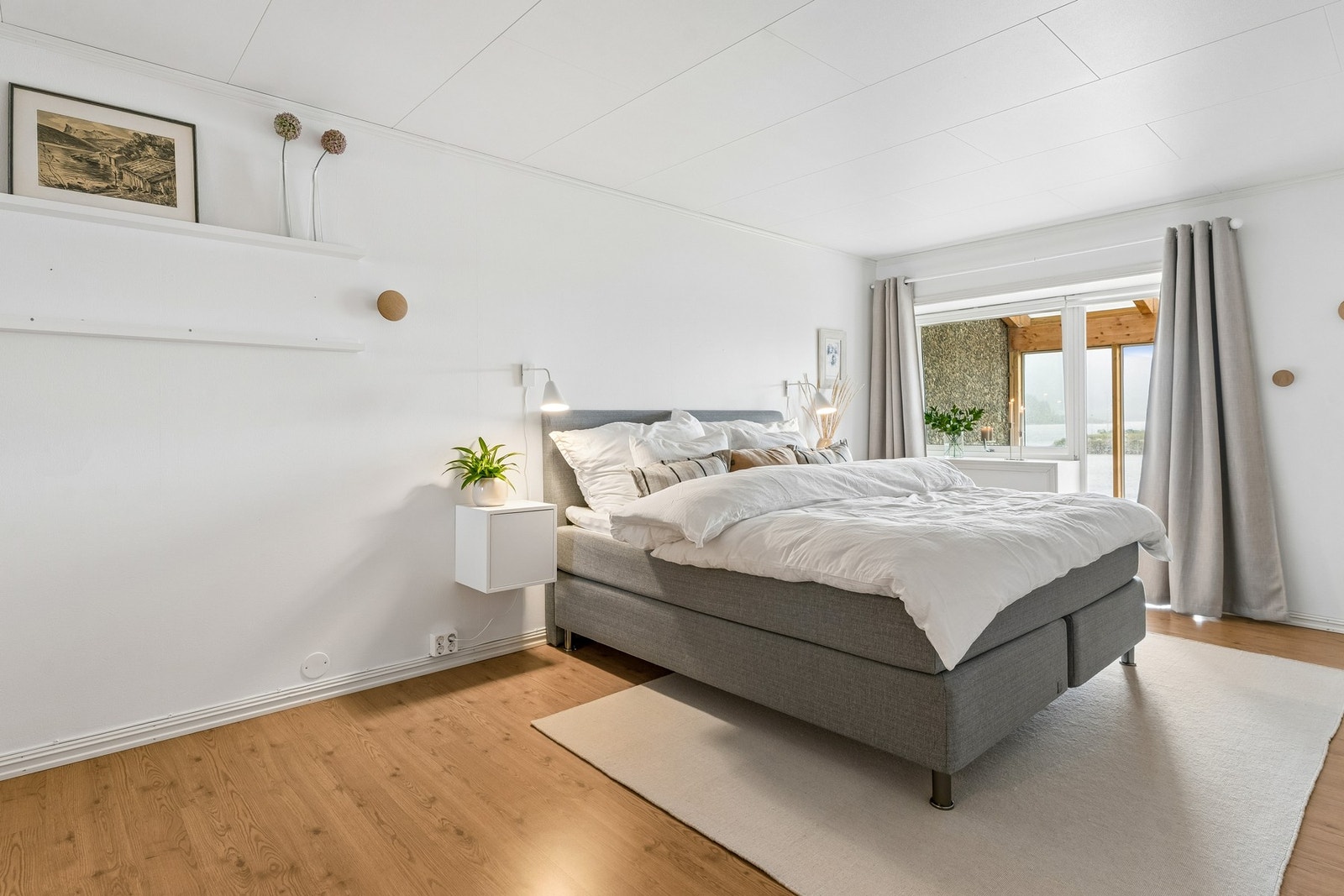 Lyst hovudsoverom i andre høgda, med god plass rundt senga. Galleribilde