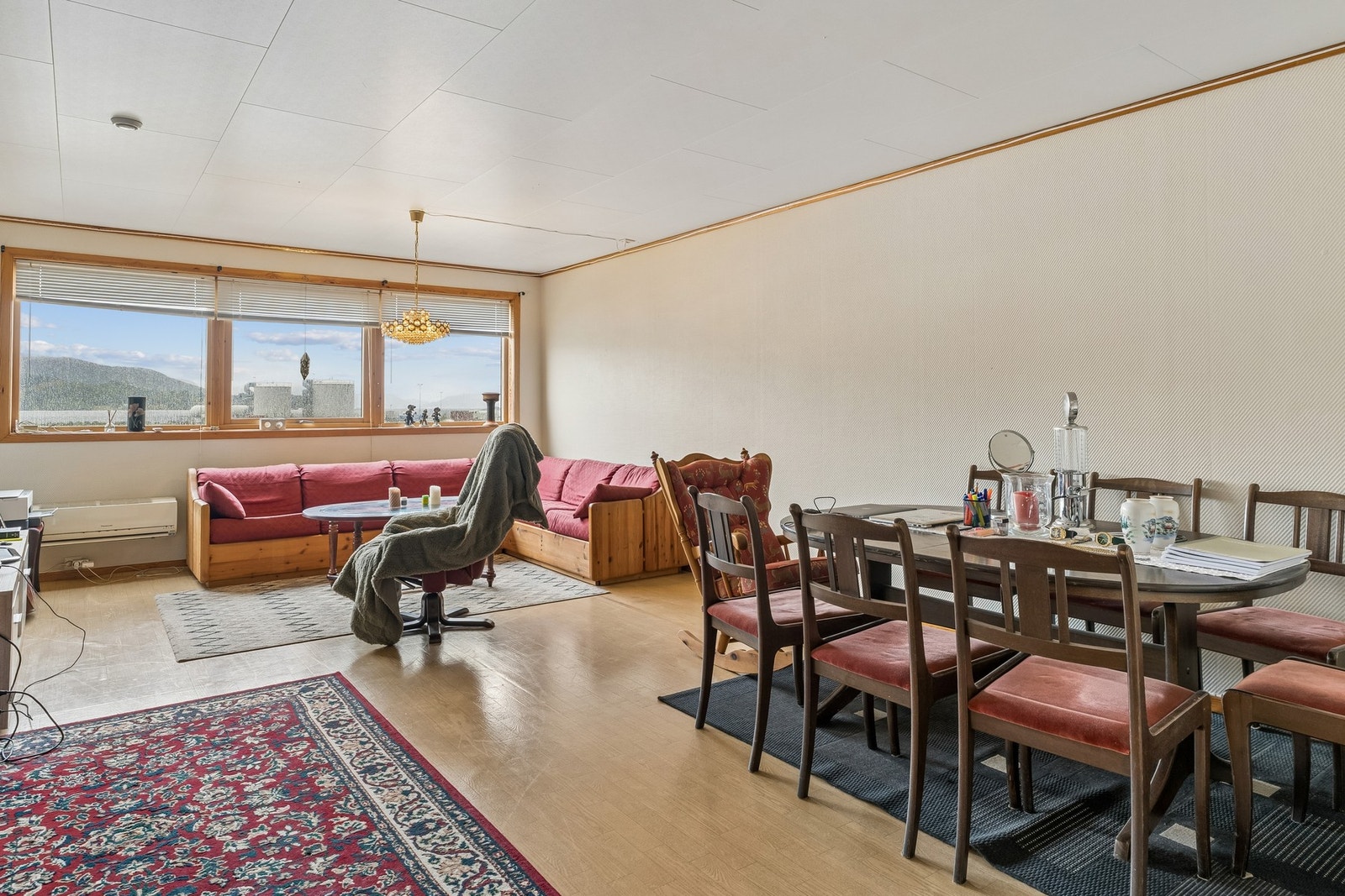 Leilegheit sør - stova har plass til både sofagruppe og spisebord, med fint lys frå vindauga. Galleribilde