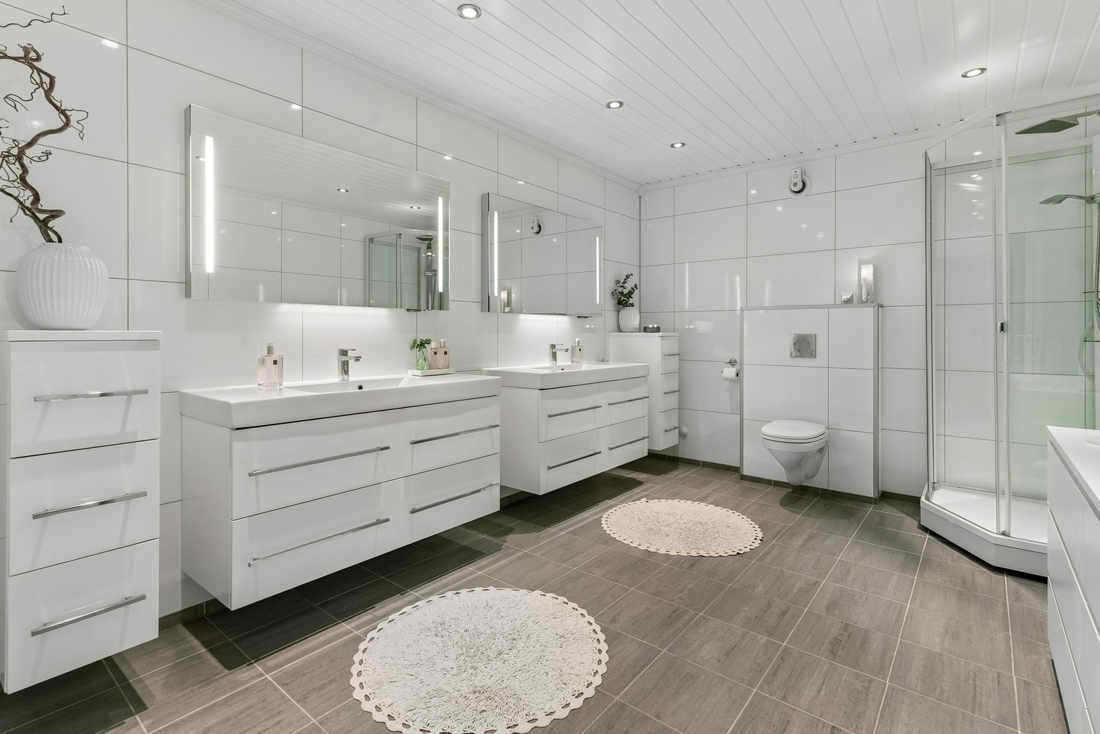 To baderomsinnreiingar med servant gjer det enkelt å dele badet i tredje etasje. Galleribilde