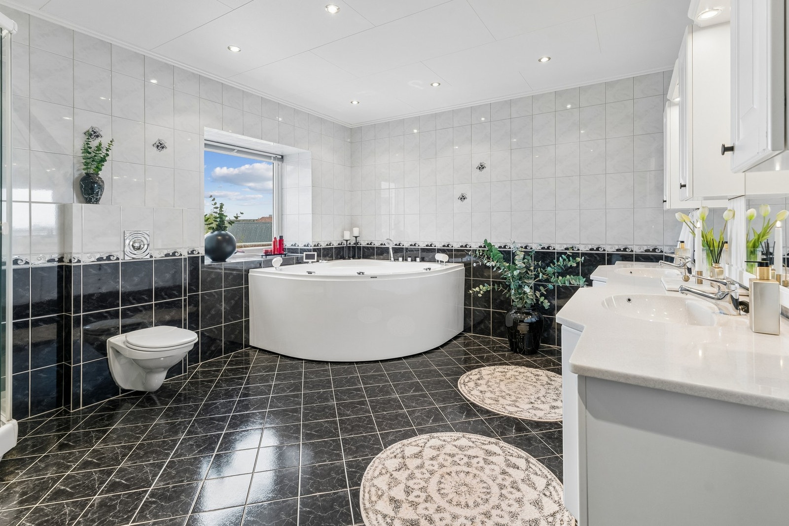 Badet har både dusjkabinett og boblebadekar. Galleribilde