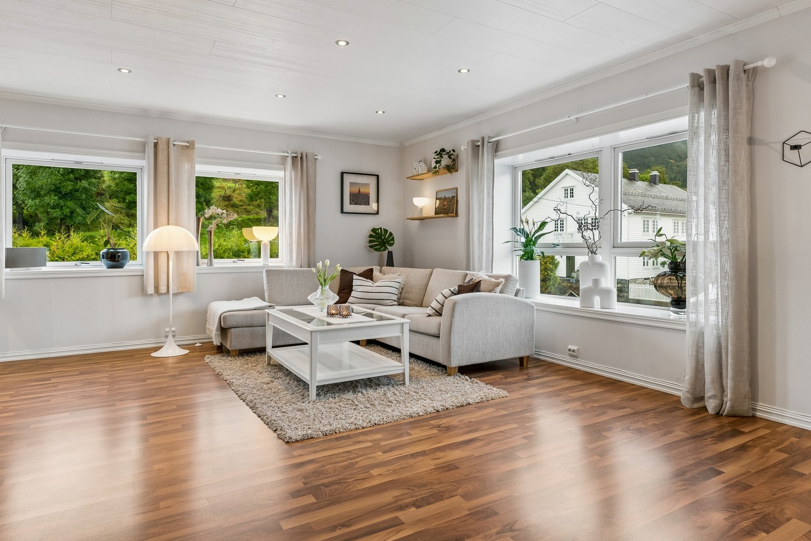 Store vindauge slepper godt med dagslys inn i stova. Galleribilde