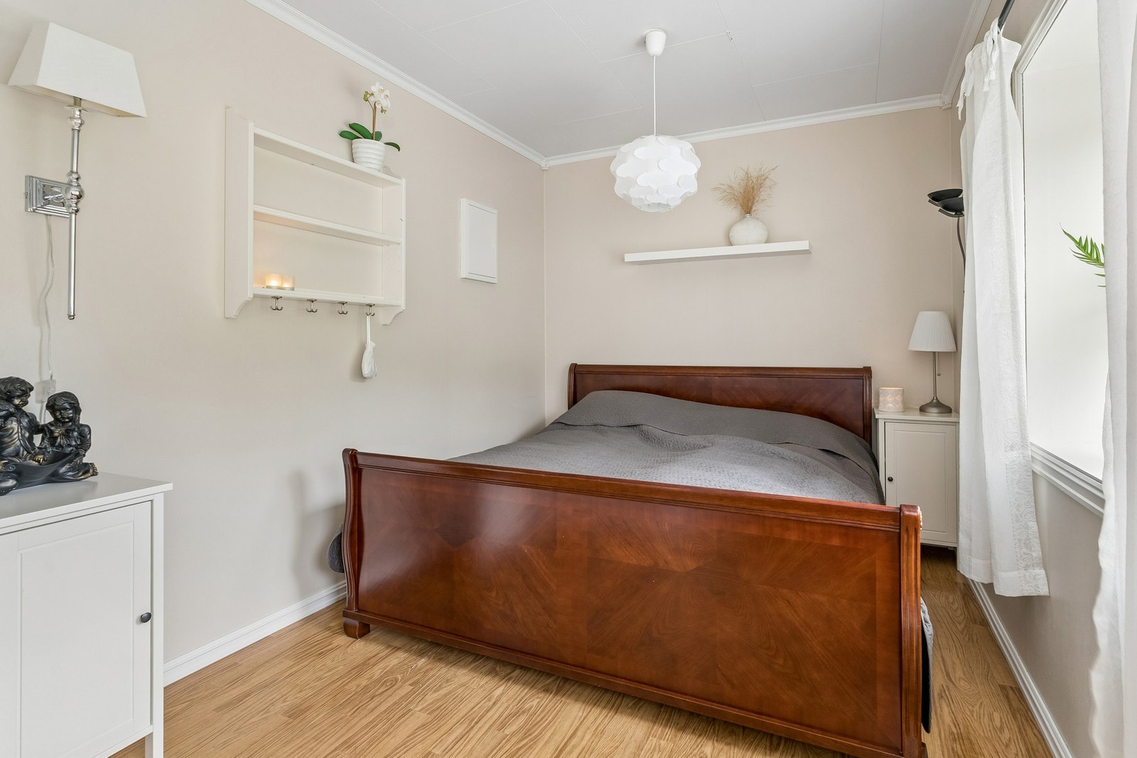Eit lyst og triveleg soverom i hovudetasjen, med plass til seng og garderobe. Galleribilde