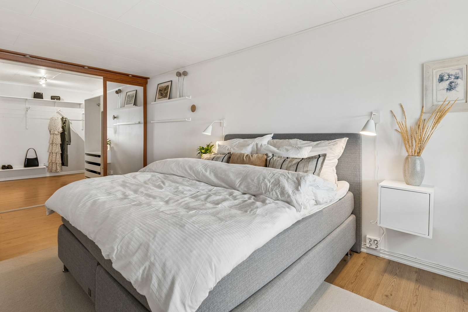 Direkte tilkomst til eigen walk-in-garderobe gjer det enkelt å halde orden på klede og sko. Galleribilde