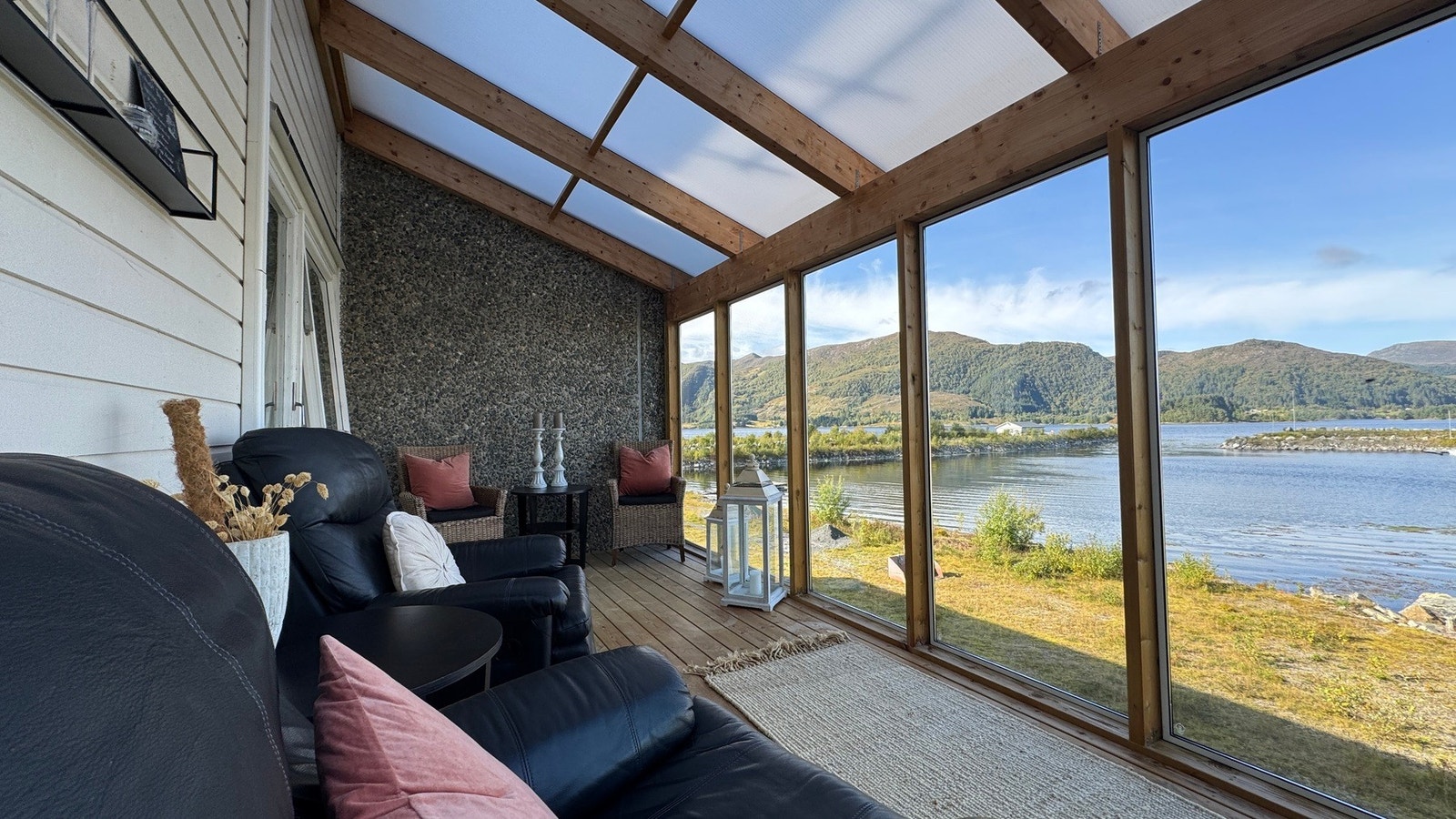 Den innglasa balkongen høyrer til hovudsoverommet - ein skjerma plass med flott fjordutsikt. Galleribilde