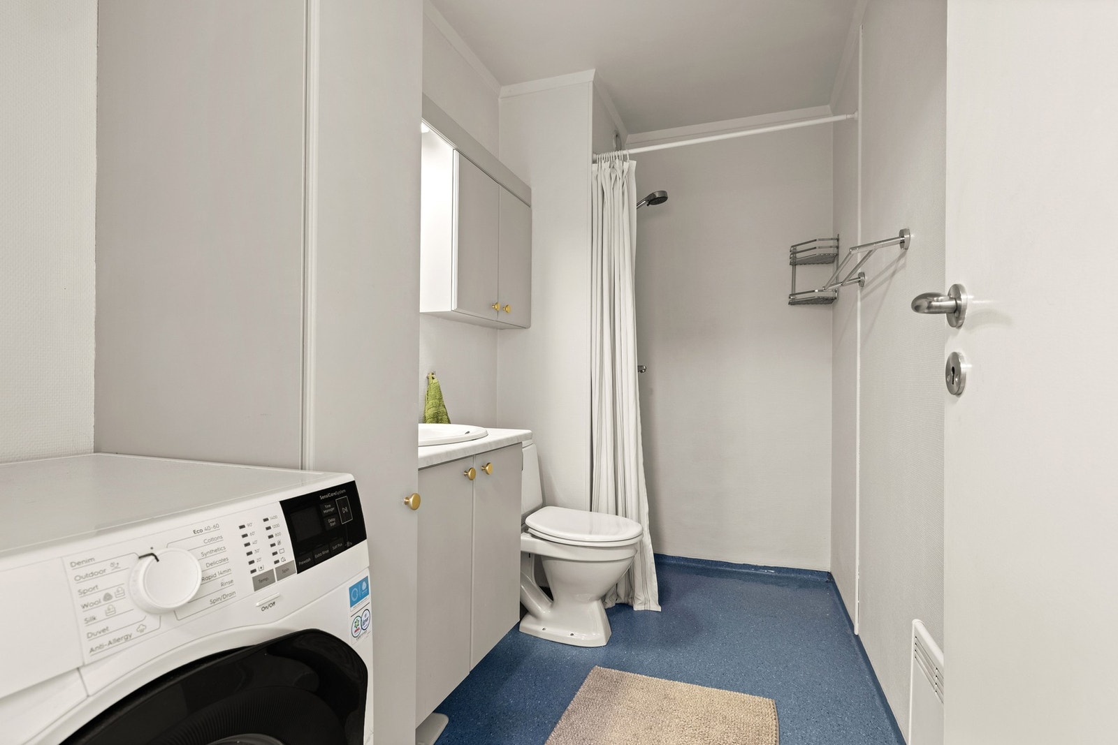 Funksjonelt, originalt bad med egen plass for vaskemaskin. Galleribilde