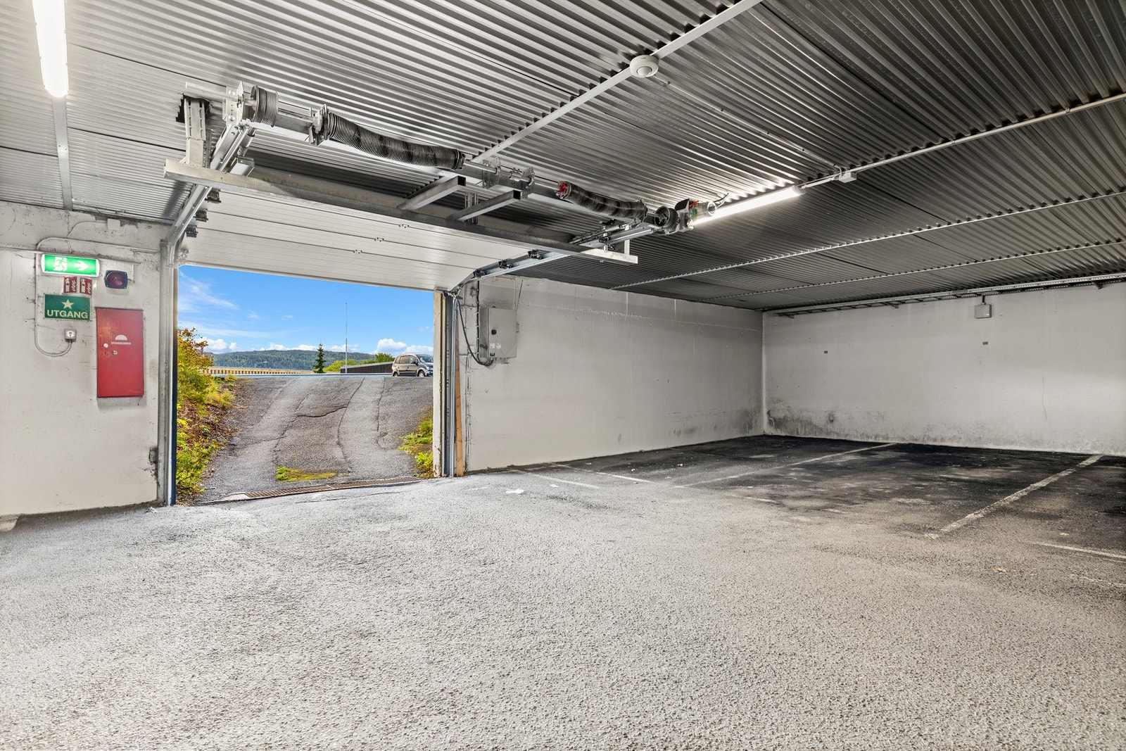 Egen biloppstillingsplass i garasjeanlegget følger leiligheten. Galleribilde