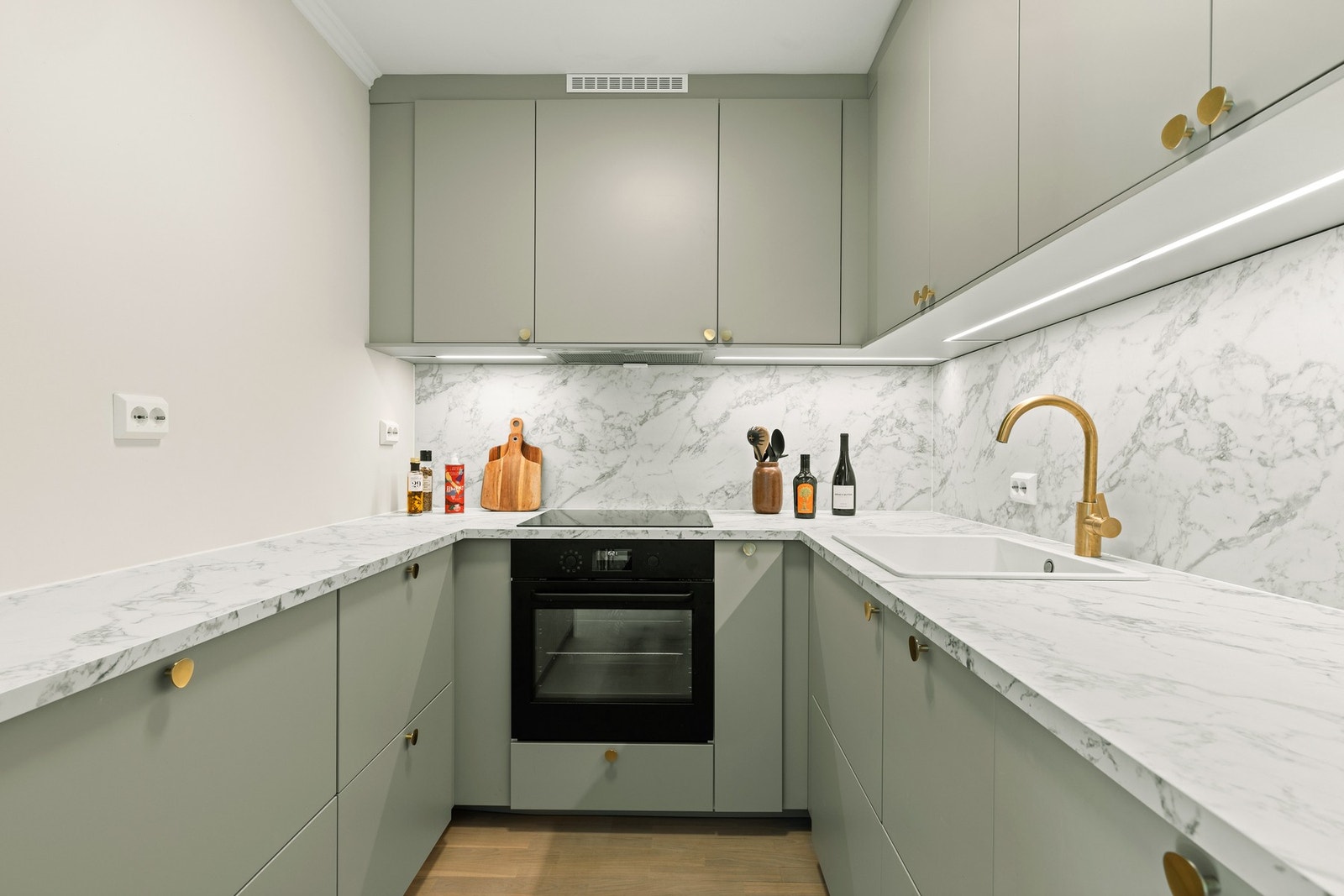 Kjøkkenet er malt i en moderne og tidløs beigefarge som gir et lunt og elegant uttrykk. Galleribilde