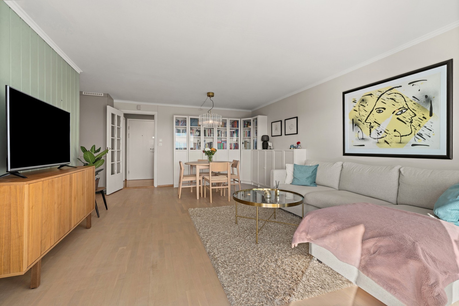 Oppholdsrommet har gode møbleringsmuligheter med naturlige soner for både sofagruppe og spisebord. Galleribilde