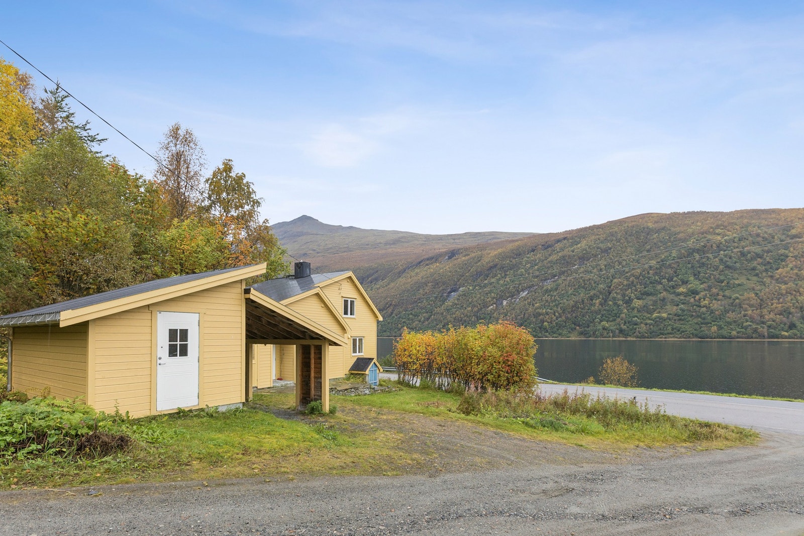 Eiendommen ligger skjermet til langs Kollveien med utsikt over fjorden. Galleribilde