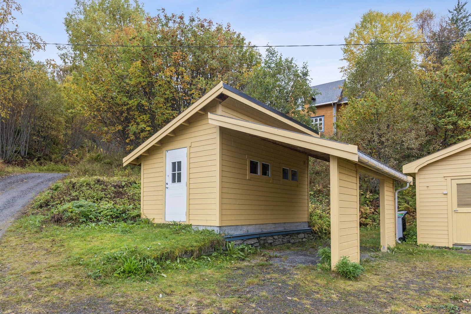 Separat carport med tilhørende bod, oppført i 2011. Galleribilde