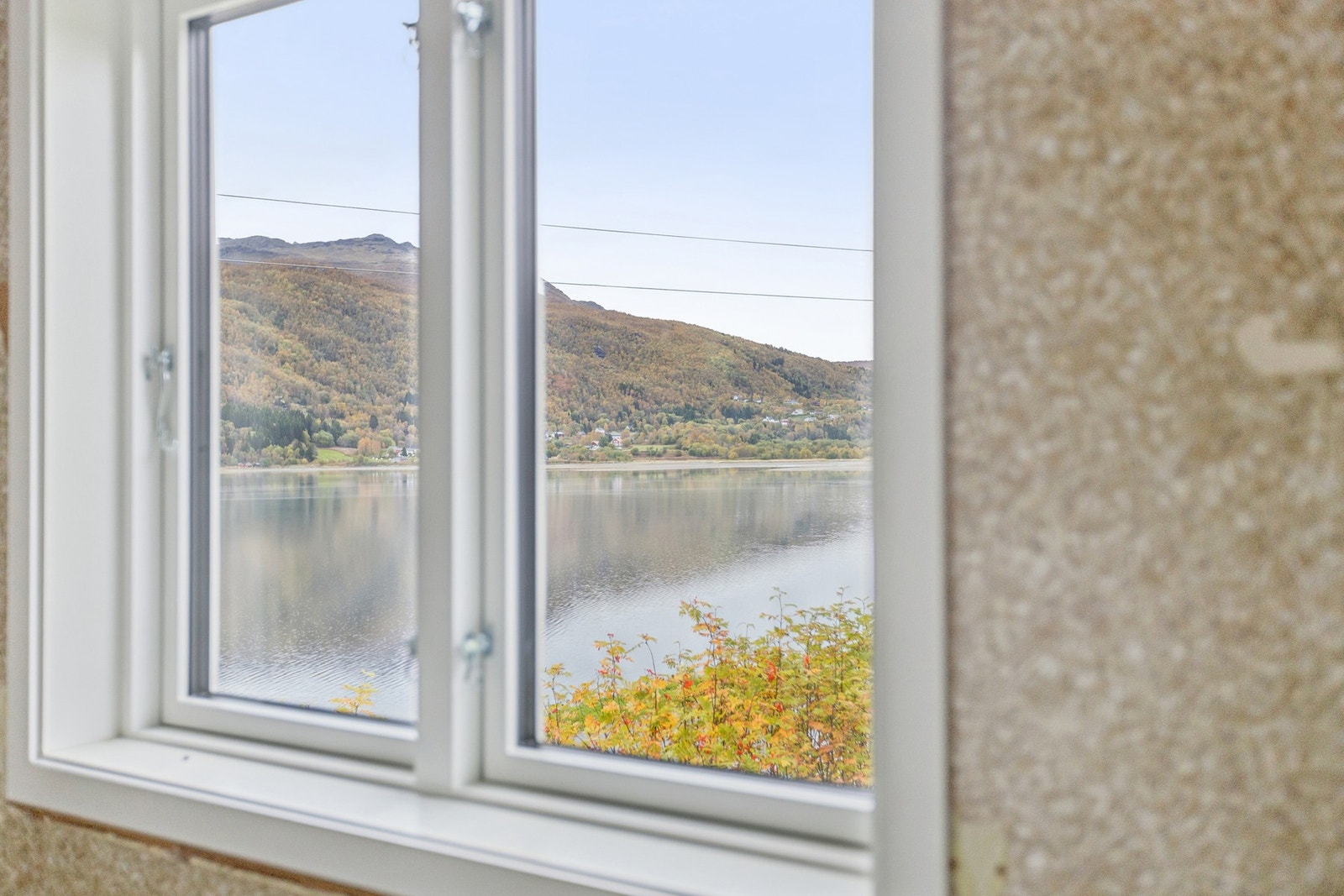 Utsikt fra vinduet over Gratangsfjorden og de omkringliggende fjellene. Galleribilde