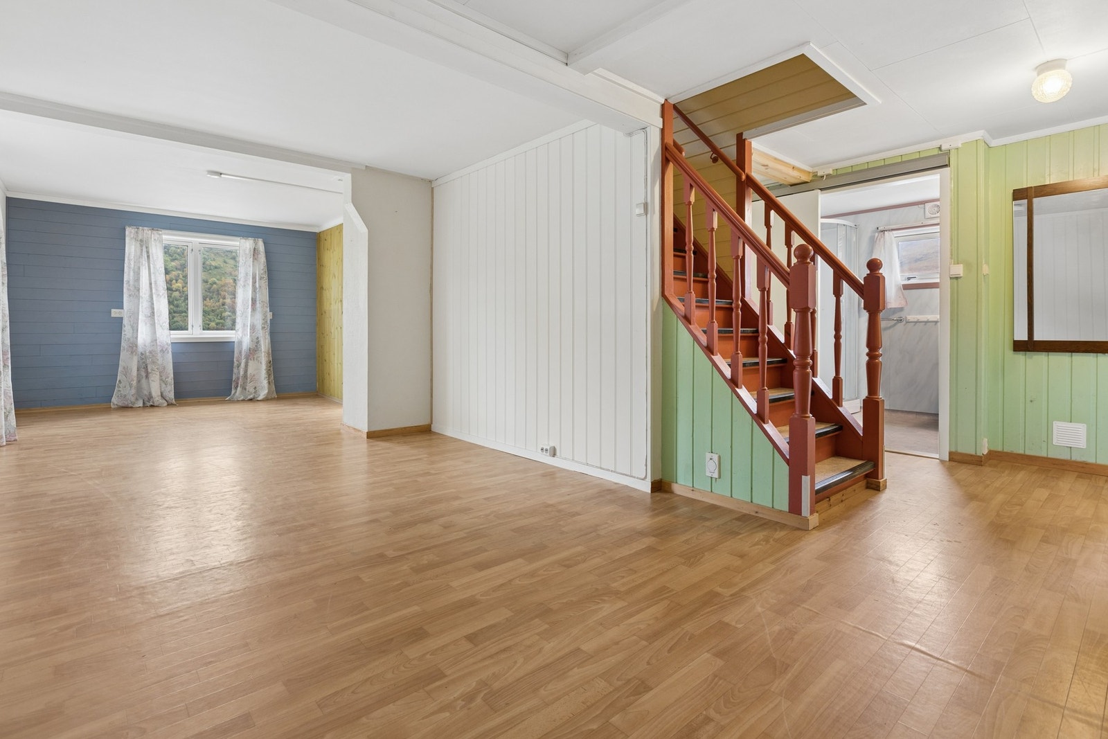 Fra stuedelen er det åpen forbindelse mot hallen og trappeløpet. Galleribilde