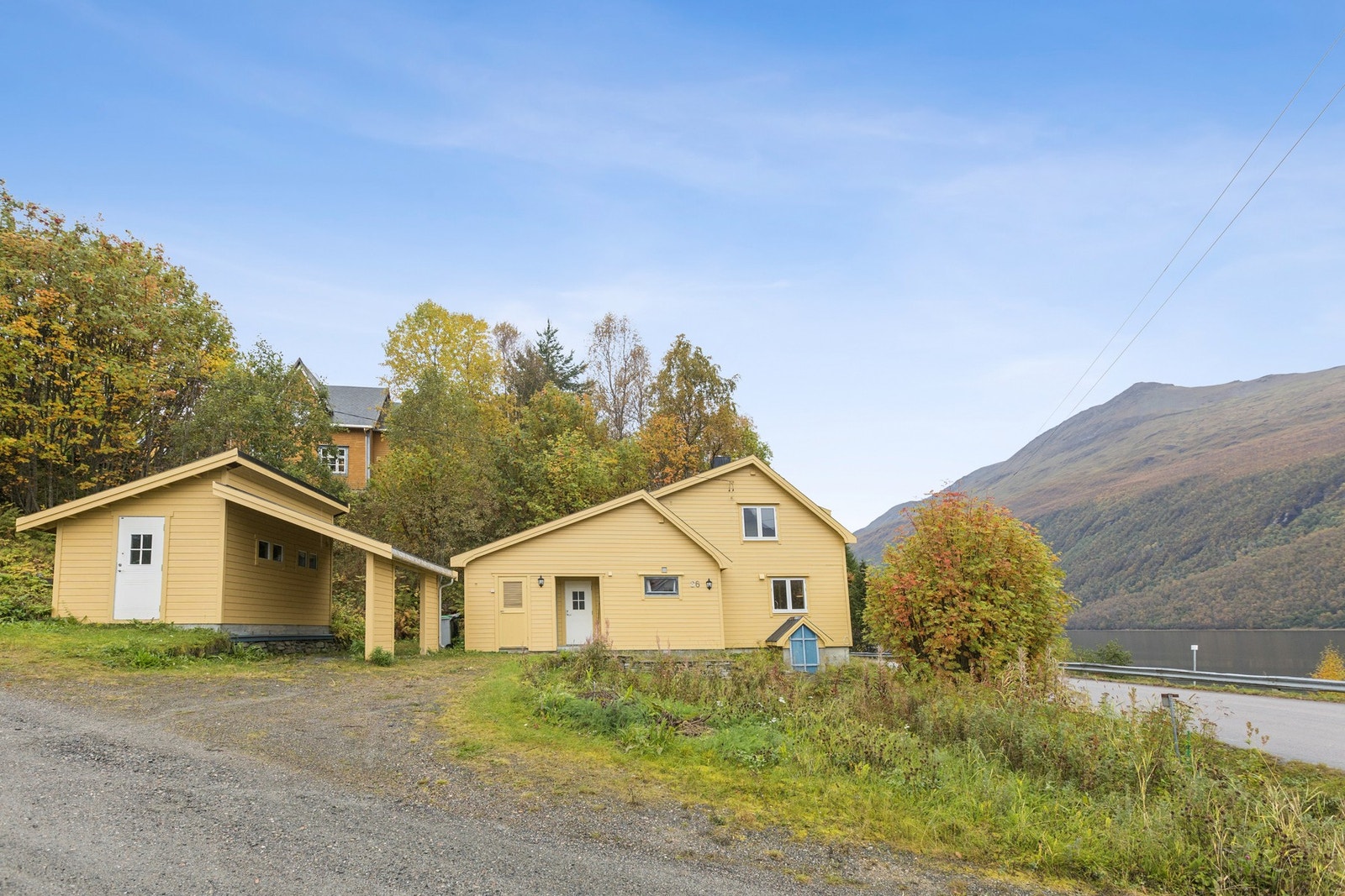 Enebolig over to plan oppført i 1928 og tilbygd i 1991, beliggende i naturskjønne omgivelser. Galleribilde