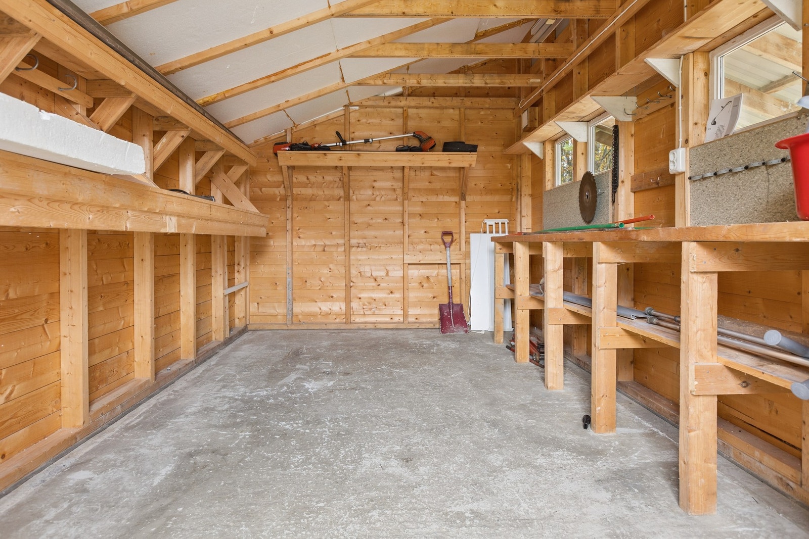 Uisolert bod i sidebygningen innredet med arbeidsbenker og gode oppbevaringsmuligheter. Galleribilde