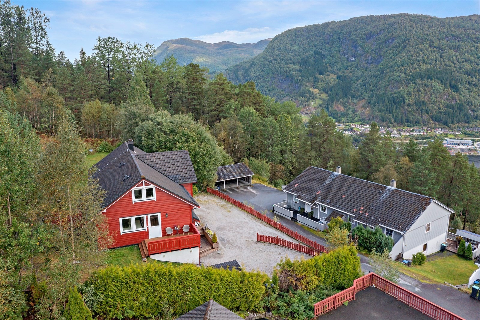 Eiendommen ligger fint til i øvre del av Slåttebakkane, ca. 4 km vest for Førde sentrum. Galleribilde
