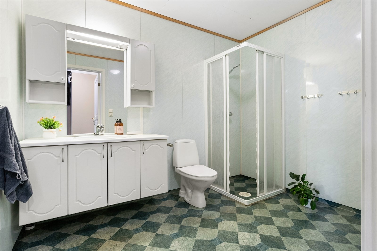 Badet ligger i 1. etasje og er fra byggeår. Galleribilde