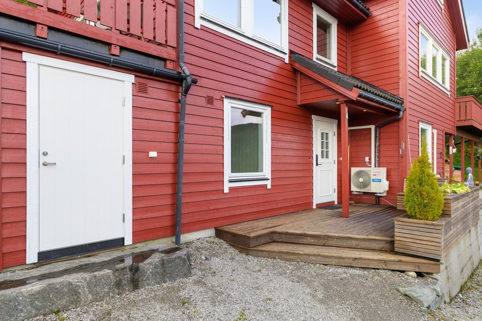 Ved inngangspartiet er det en terrasse på ca. 10 m². Her er det også tilkomst til bod. Galleribilde