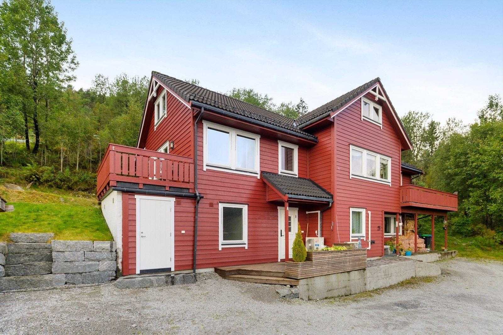 Eiendommen har gruslagt tomt med gode parkeringsmuligheter. Galleribilde