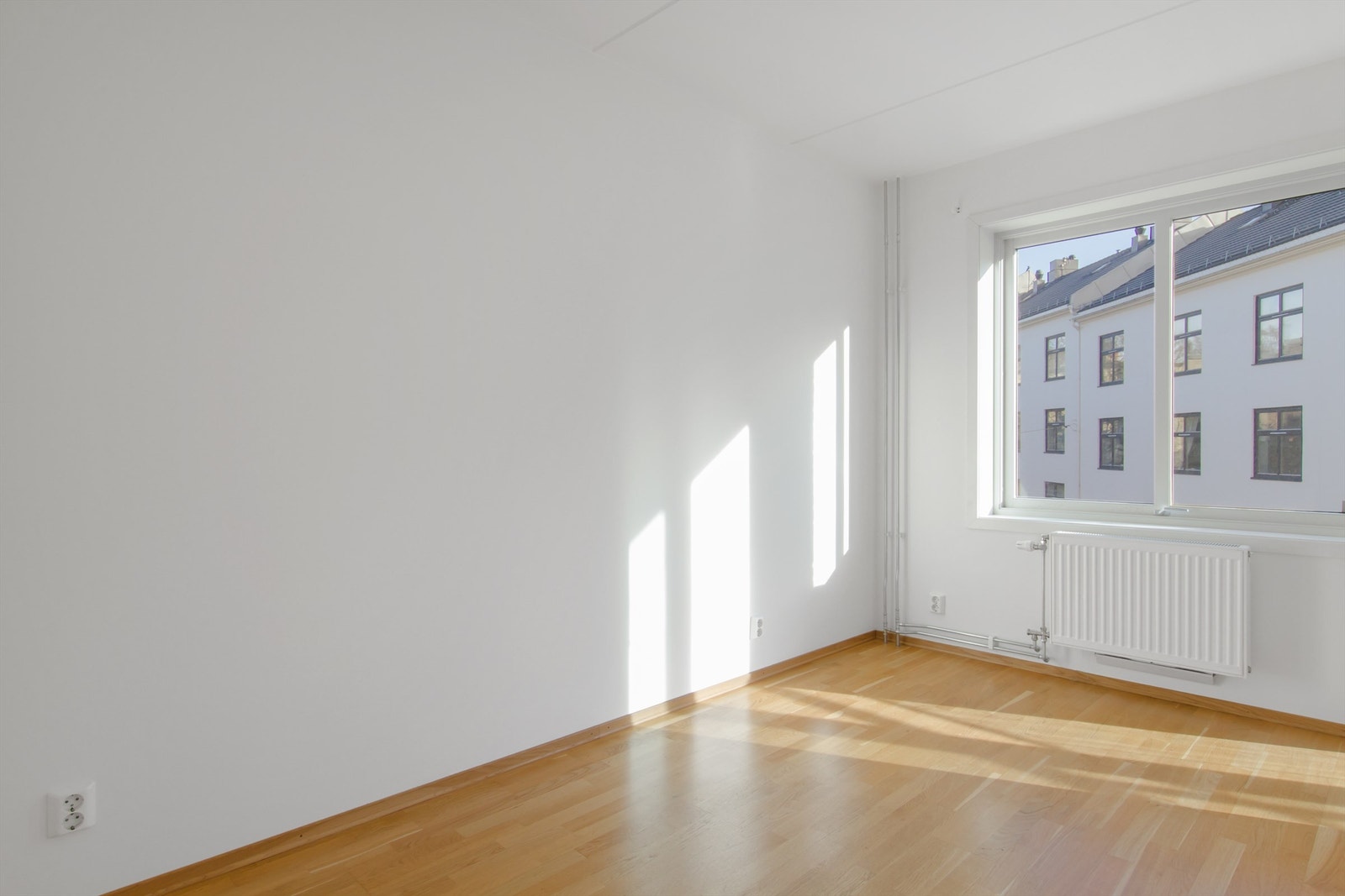 Soverom nr. 1 er romslig og lyst med plass til dobbeltseng, nattbord og garderobeskap Galleribilde