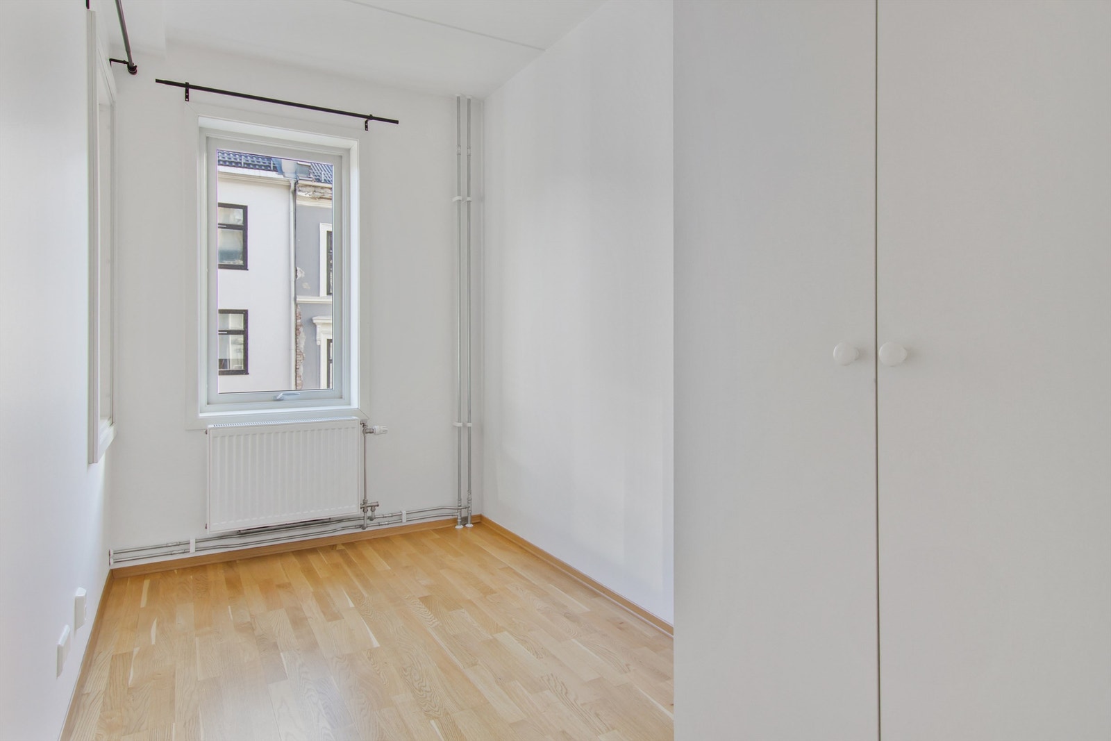 Soverom nr. 2 har en praktisk løsning med garderobe som gir god oppbevaringsplass Galleribilde