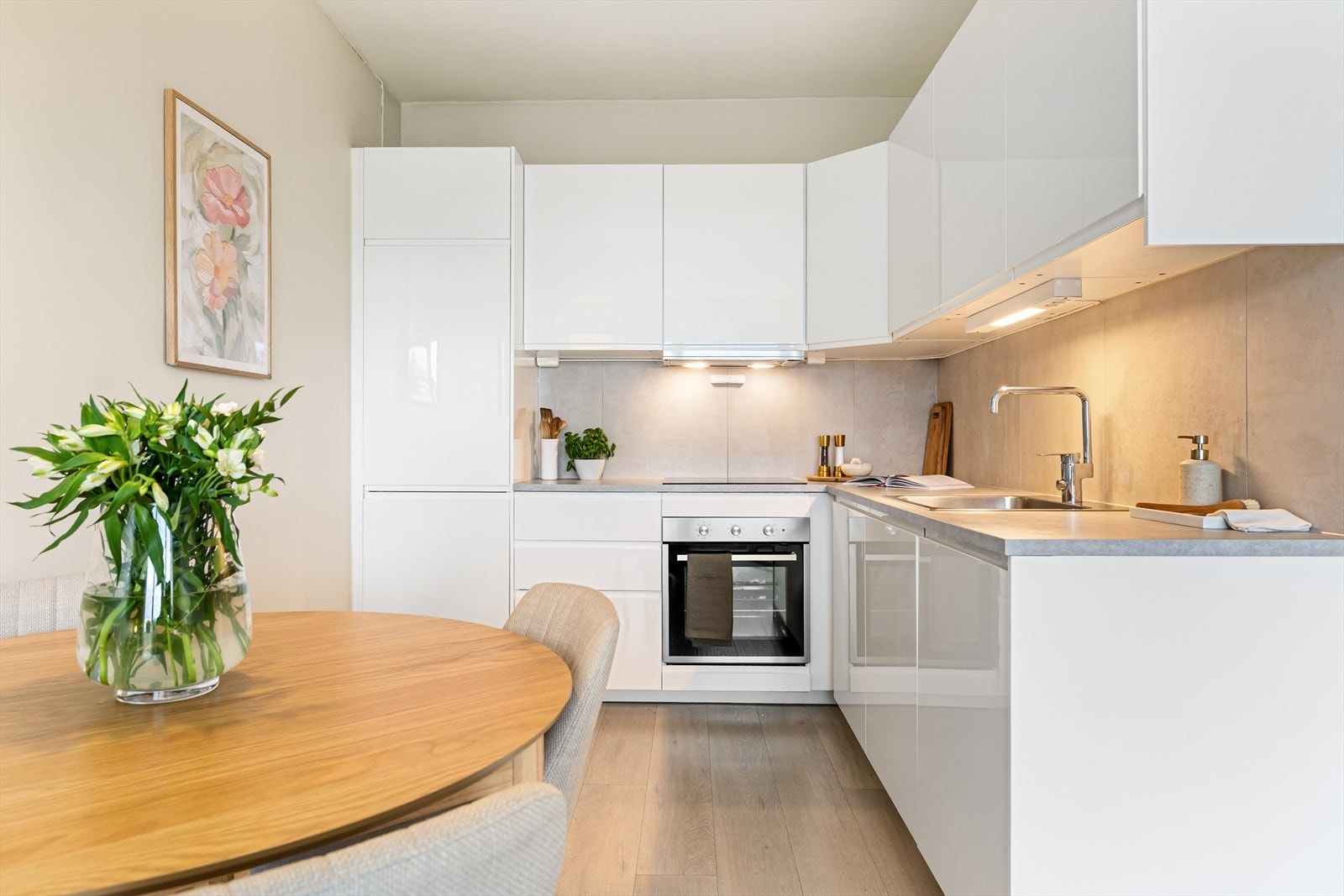 Moderne og stilrent kjøkken fra Ikea (2020). Kjøkkenet har glatte høyglansfronter og benkeplate i laminat. Galleribilde
