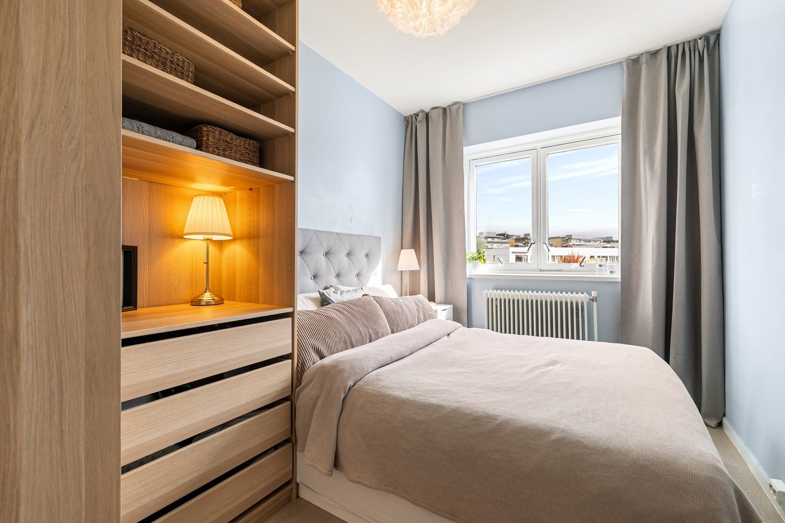 Lunt og innbydende soverom med plass til dobbeltseng. Galleribilde