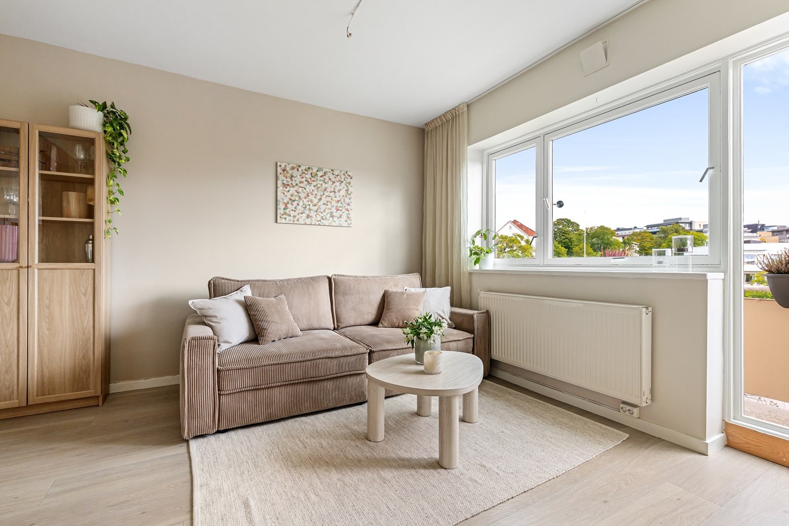 I stuen er det god plass til sofagruppe med tilhørende sofabord og tv-møblement. Galleribilde