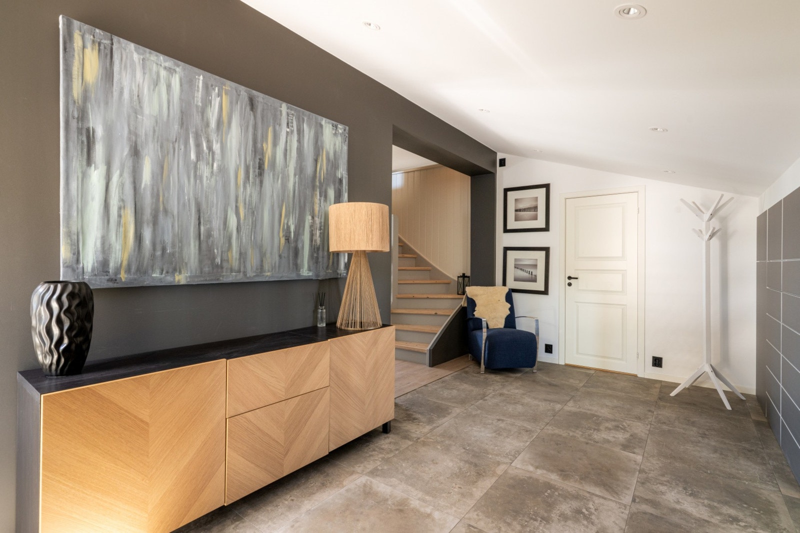 Vel inne gir entreen et flott førsteinntrykk med downlights i taket, flislagt gulv og romslig garderobe. Galleribilde