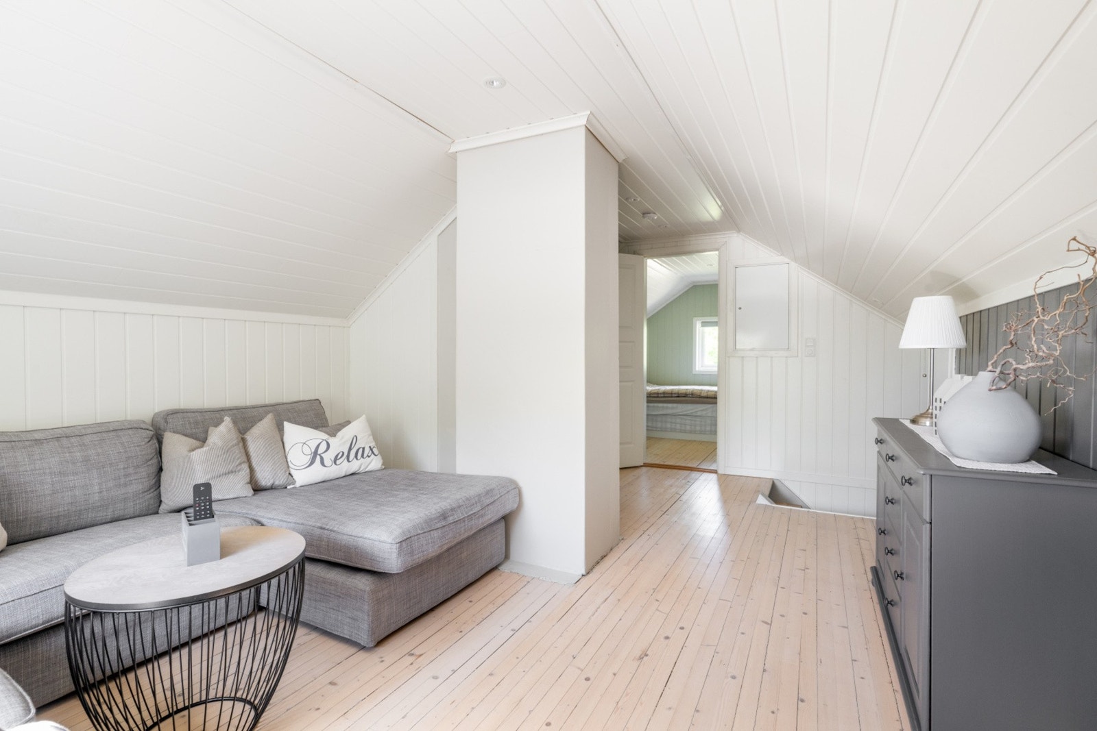 I tillegg har boligen en praktisk loftstue i 2. etasje - Perfekt som et ekstra oppholdsrom til boligen. Galleribilde