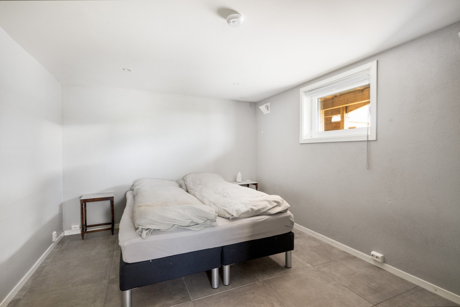Dette soverommet er pr idag ikke godkjent som soverom. Eier opplyser at det som gjenstår for å få dette godkjent er å ta måling av lysinnslipp til rommet. Galleribilde