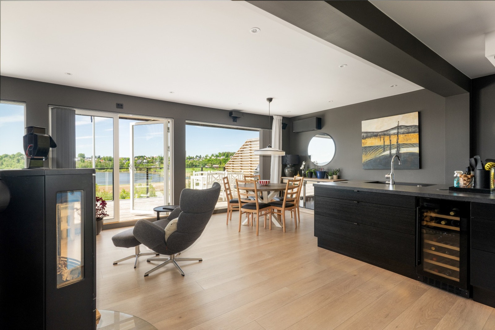 Videre har stuen utgang til solrik terrasse med fantastisk utsikt. Galleribilde