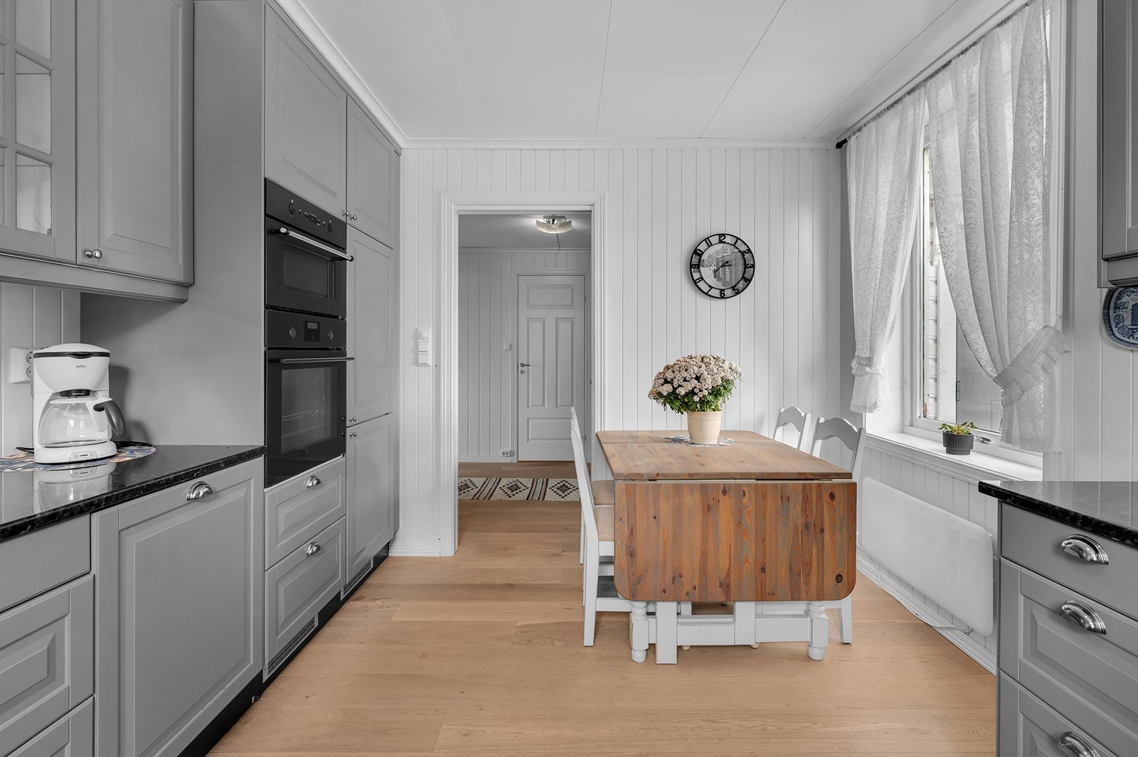 Kjøkkeninnredning som går helt til tak. Galleribilde