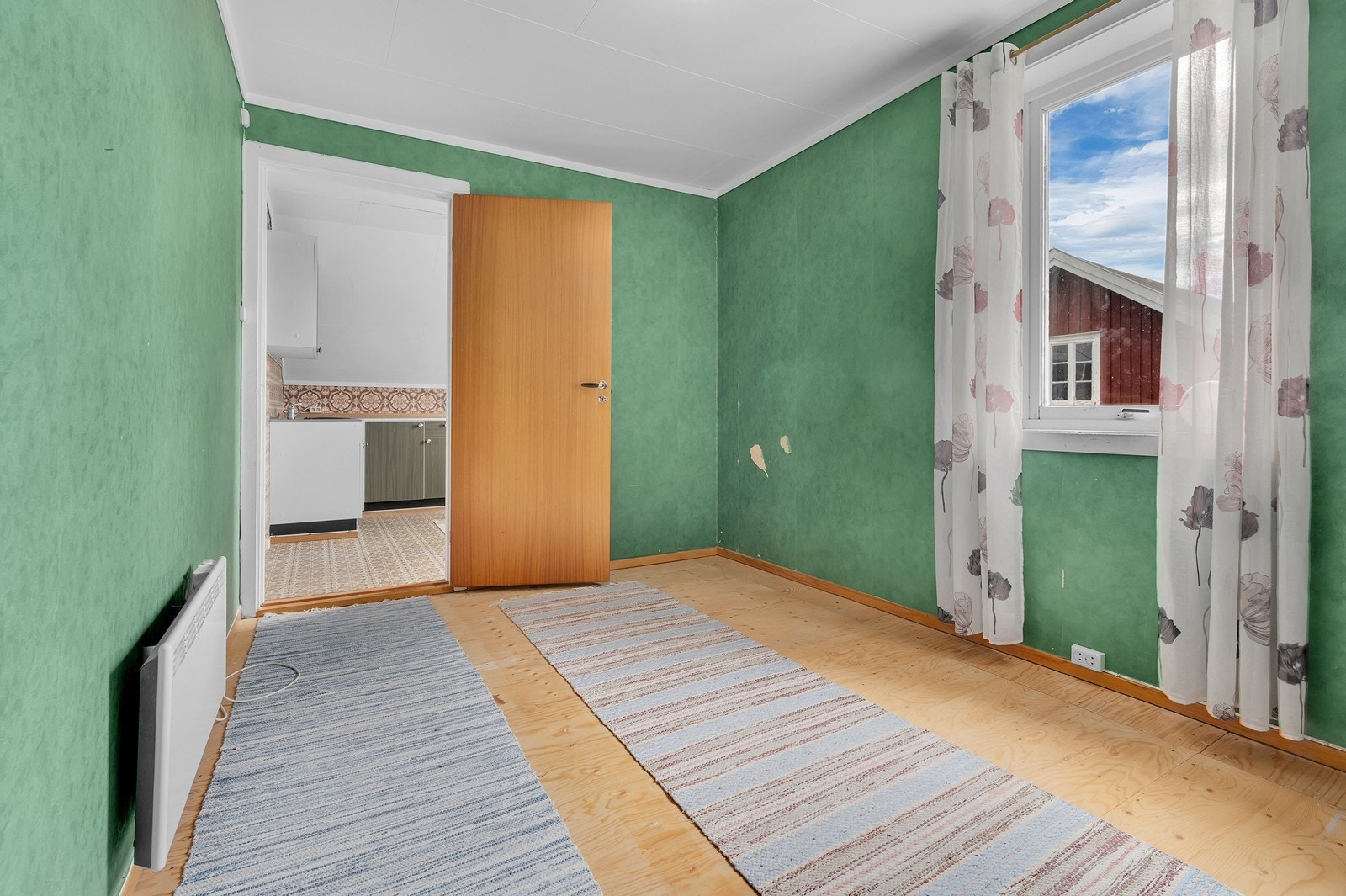 Rommet har adkomst videre inn mot kjøkkenet i etasjen. Galleribilde