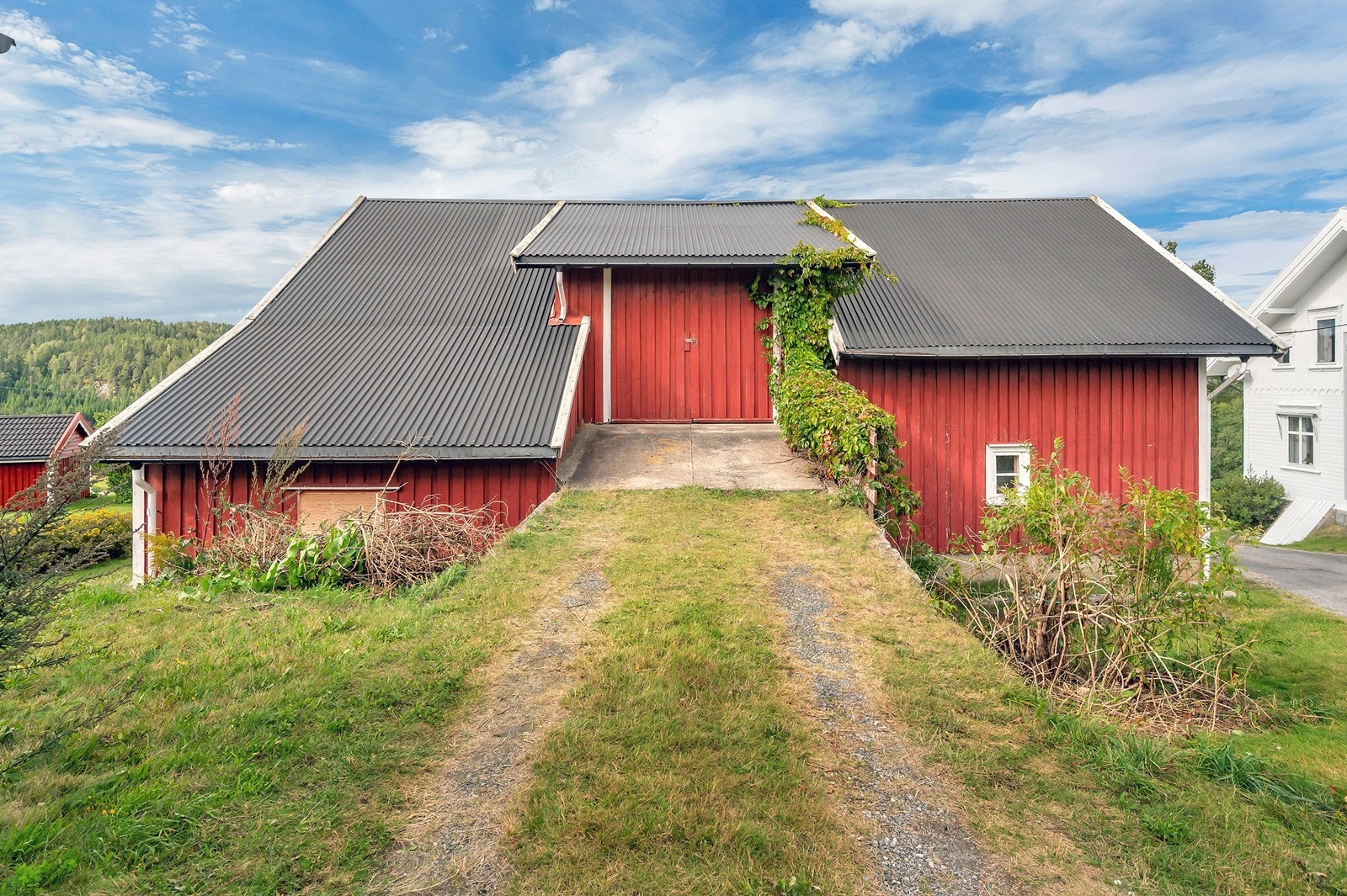 Solid låvebro med adkomst til overetasjen i låven. Galleribilde