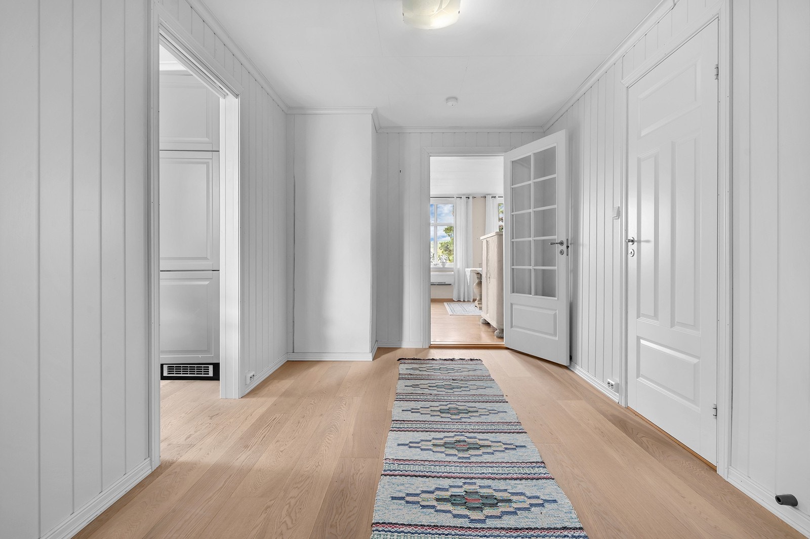Dør med glass åpner opp inn mot stuen. Galleribilde