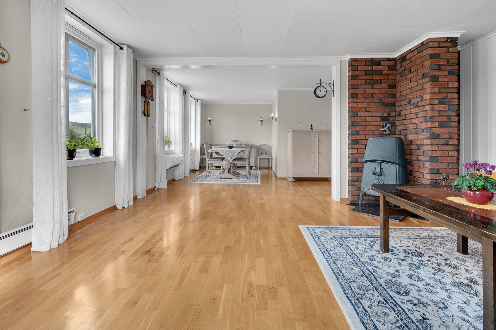 Stuen har en åpen og gjennomgående utforming med god plass til spisebord. Galleribilde