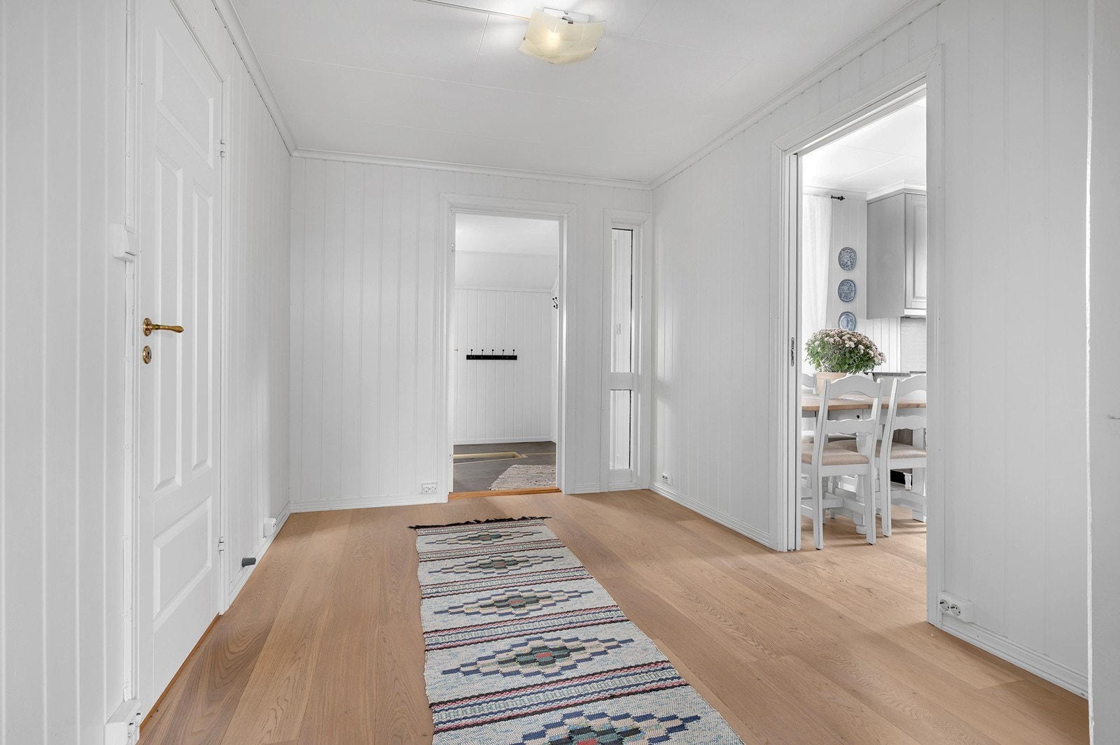 Gangen knytter sammen inngangspartiet, kjøkkenet og stuen. Galleribilde