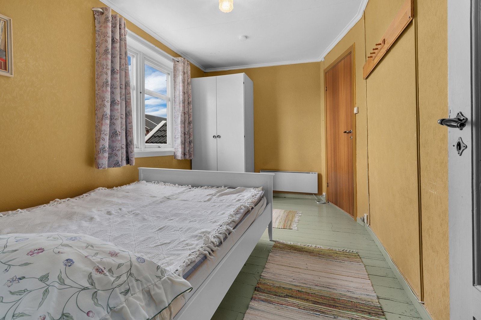 Rommet har god plass til garderobeskap. Galleribilde