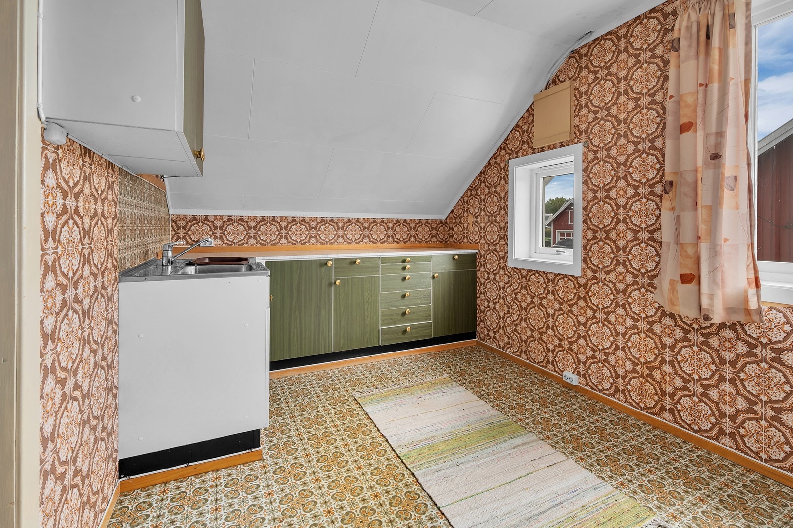 Kjøkkenet i andre etasje er innredet med benkeseksjon og oppvaskkum. Galleribilde