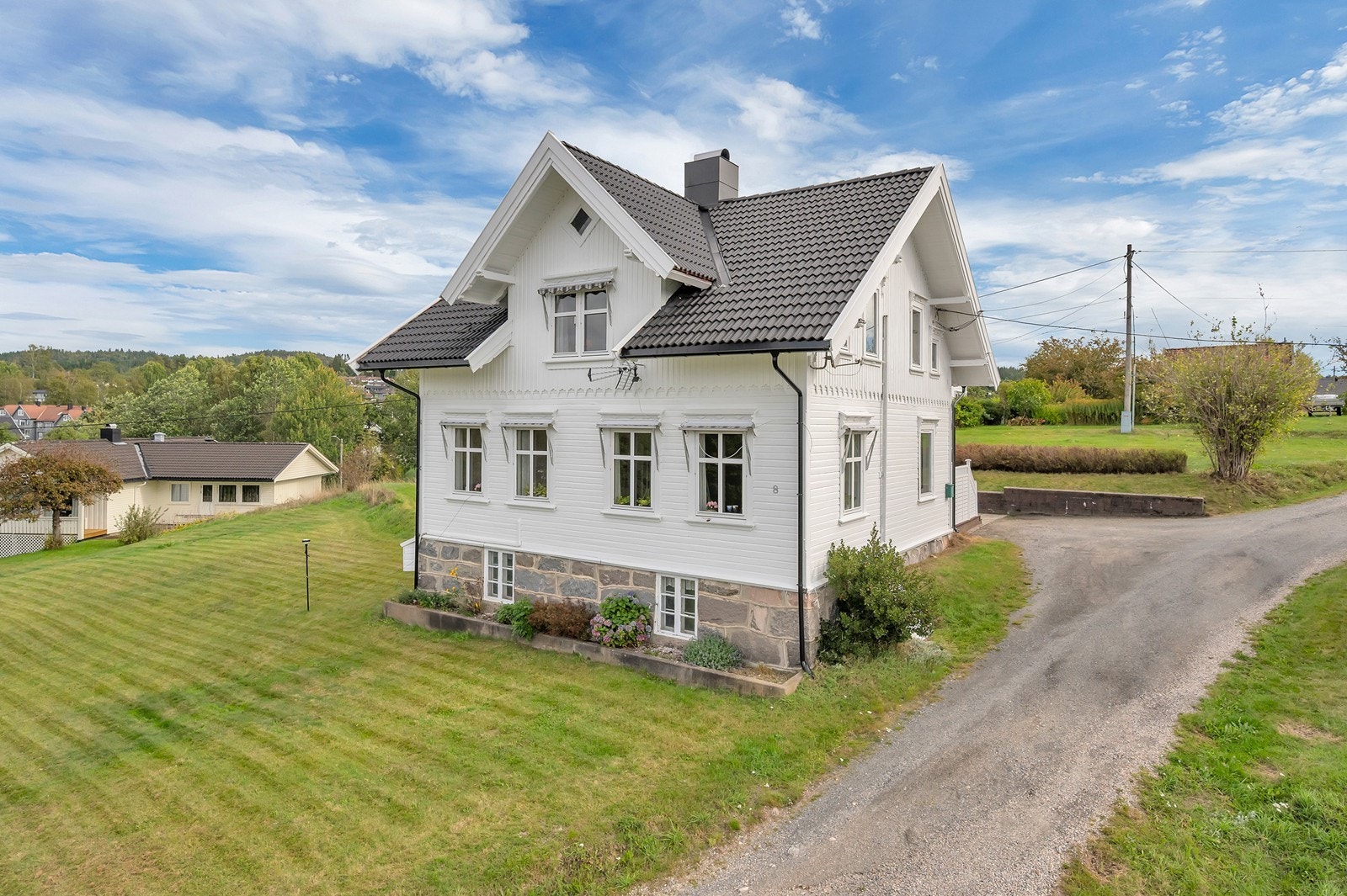 Eneboligen har murt natursteinsgrunnmur og liggende og stående trekledning. Galleribilde