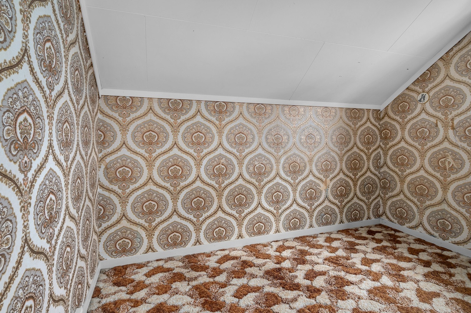 Eget garderobe- og oppbevaringsrom i andre etasje i 70-talls stil. Galleribilde