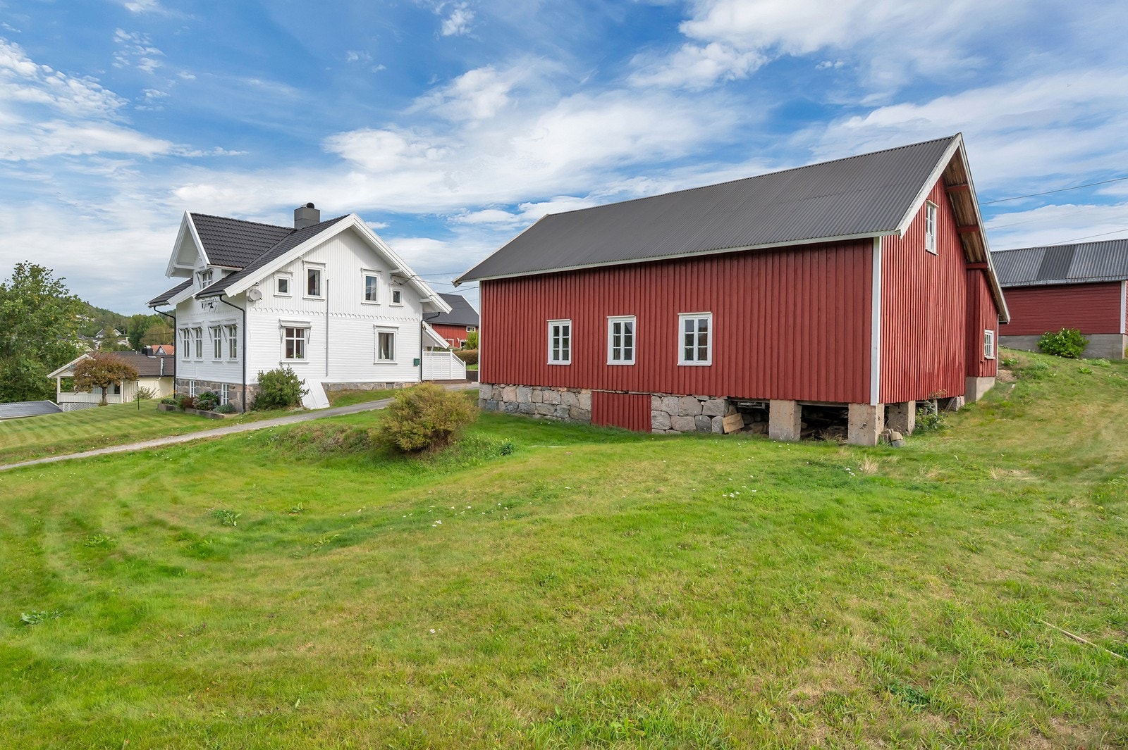 Romslig enebolig på stor eiet tomt med frittstående låve og garasje. Galleribilde